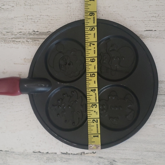 Nordic Ware USA Christmas imprint pancake pan, metal and nonstick surface - Picture 2 of 10